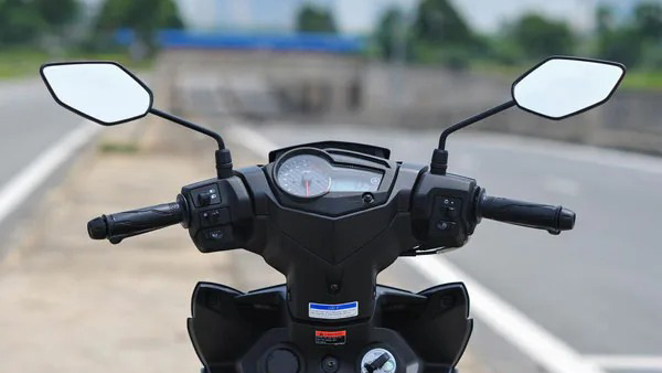 Có đúng từ 01/01/2025, xe máy phải có gương chiếu hậu hai bên