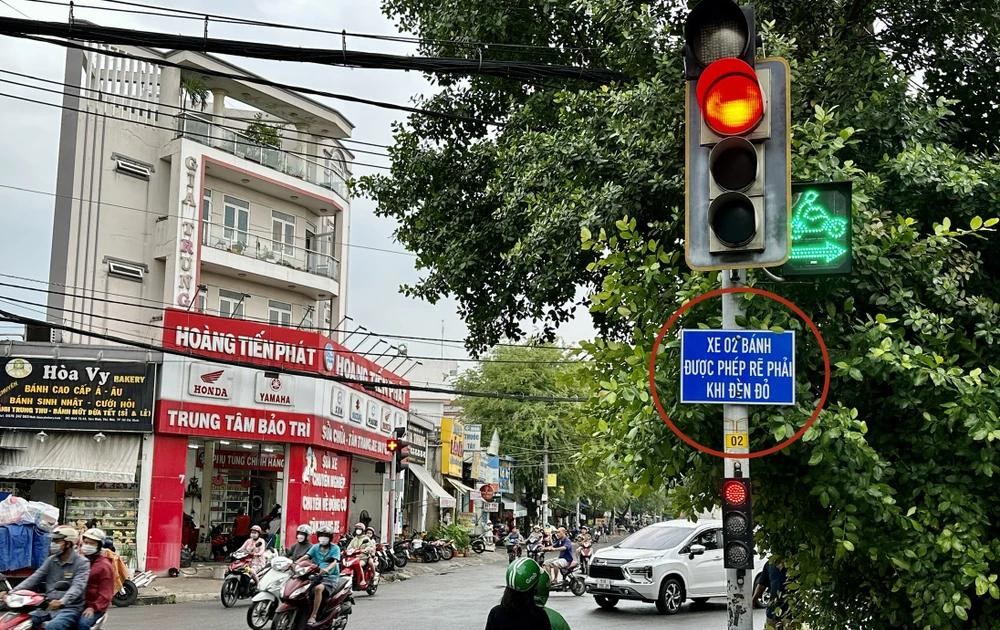 Có biển cho phép phương tiện được rẽ phải (Ảnh minh họa)