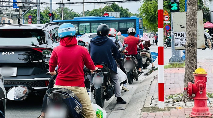 Năm 2025, trường hợp nào gặp đèn đỏ vẫn được rẽ phải?