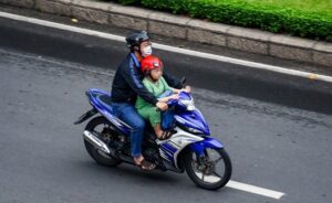 Chở trẻ em ngồi phía trước xe máy bị phạt 10 triệu: Có đúng không?